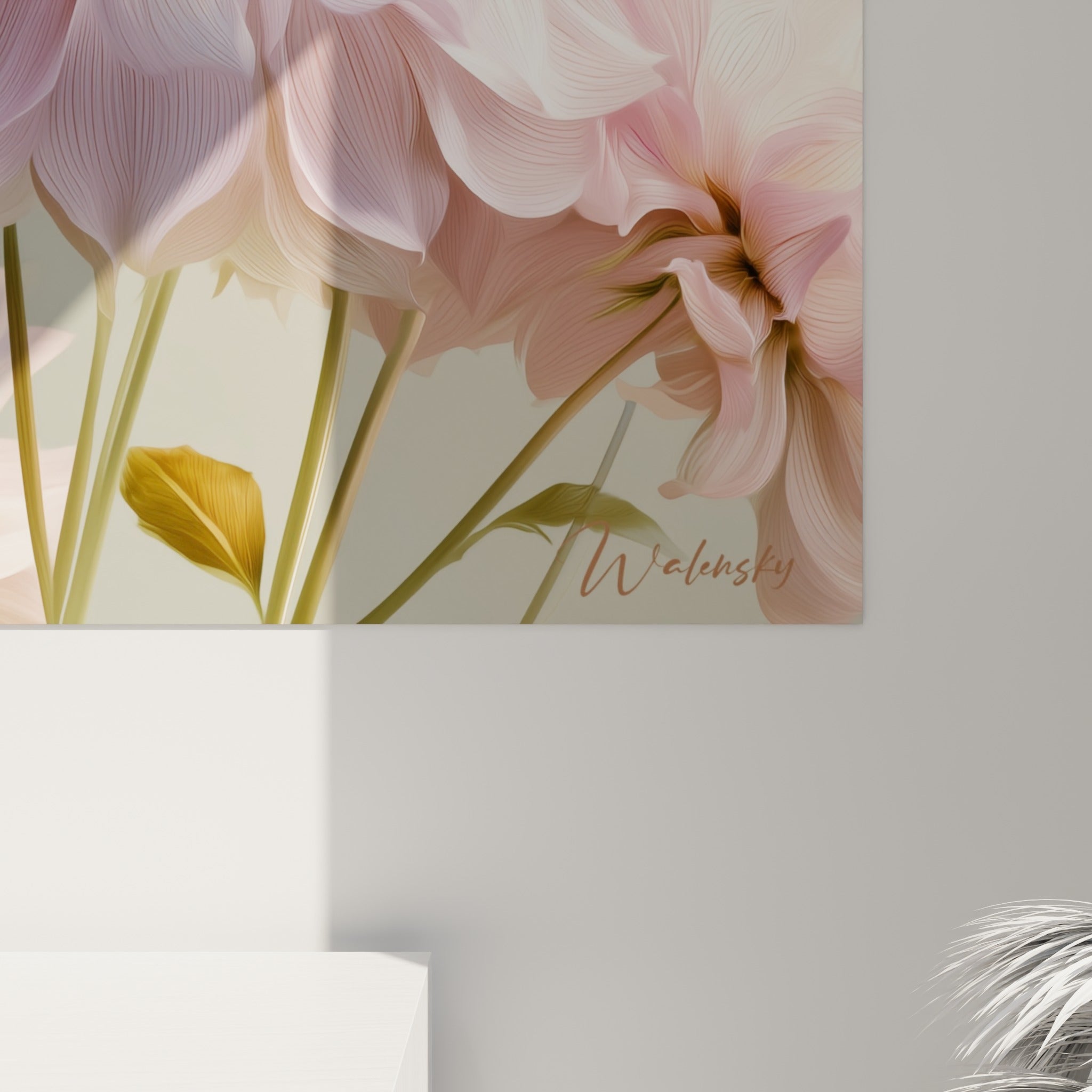 Pétales de dahlia roses striés de blanc, texture veloutée et lumière traversant les corolles en gros plan