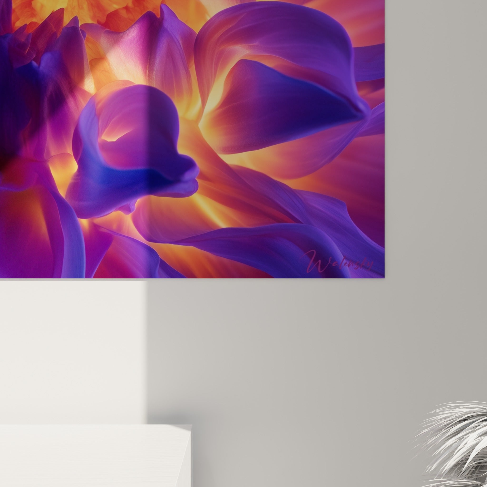 Grain satiné des pétales bleu indigo et lueur orangée du dahlia visibles en angle rapproché sur la toile