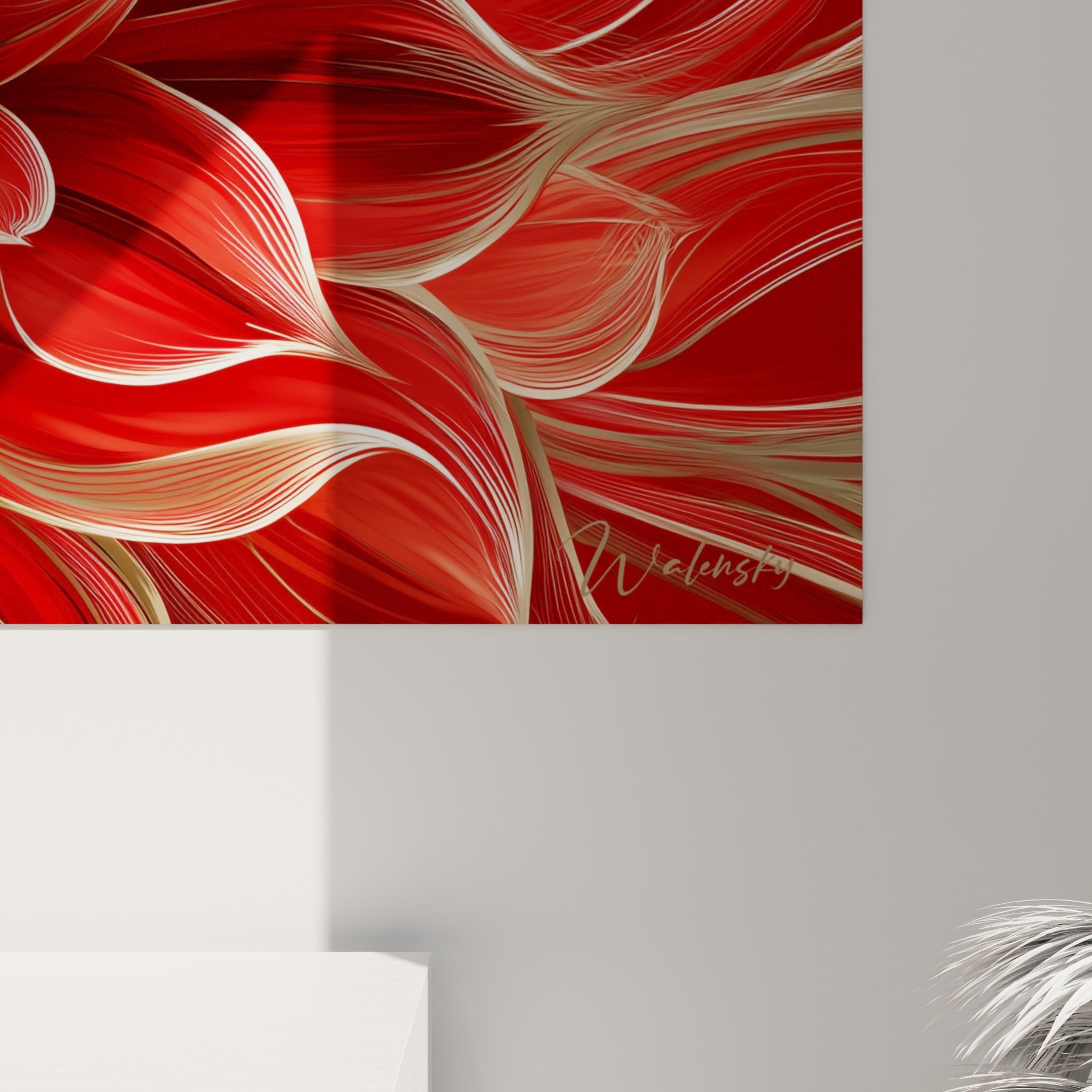 Détail des pétales rouge bordeaux et des fins traits dorés du dahlia, texture veloutée visible de près