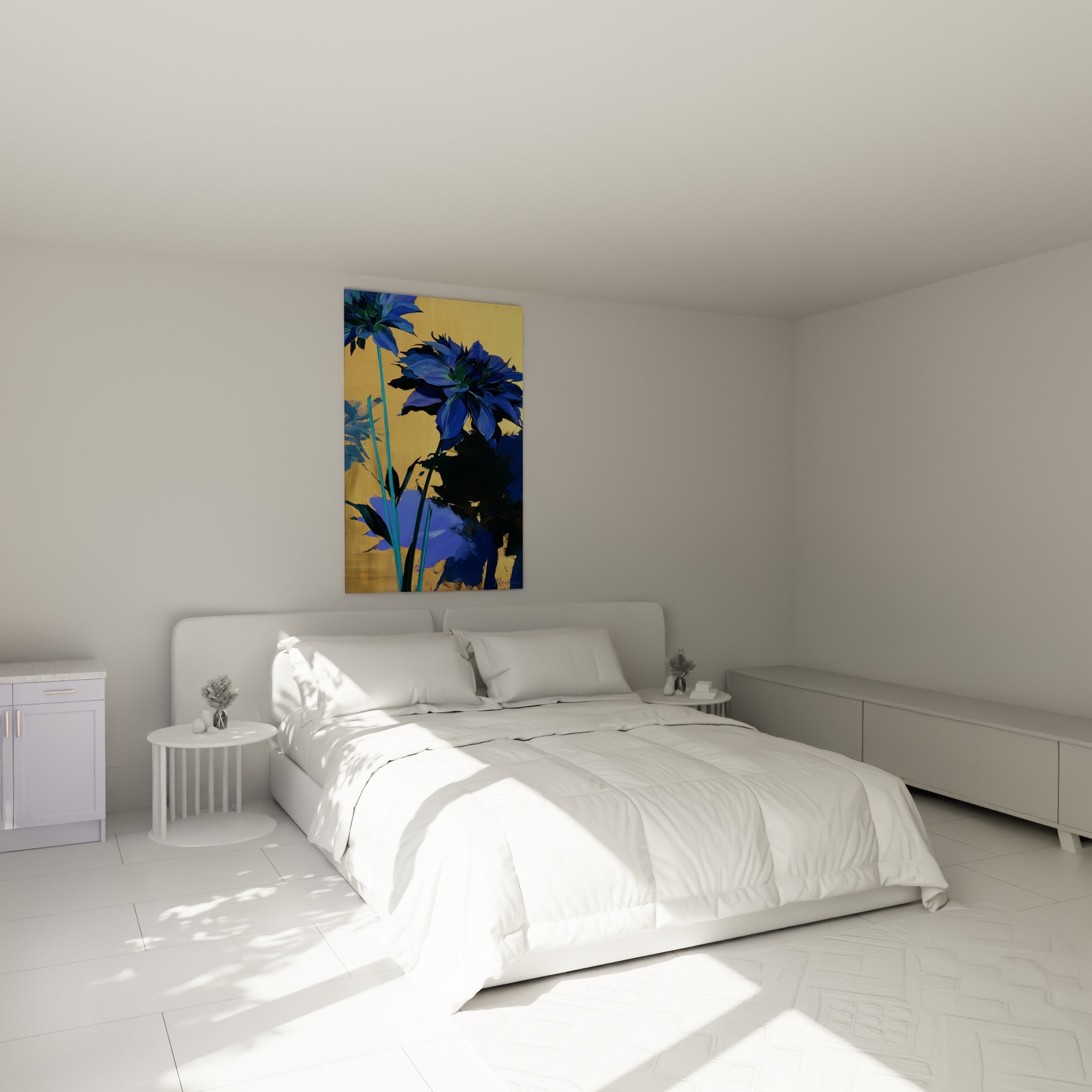 Fleurs de dahlia bleu profond sur fond or, tiges turquoise, accrochées au-dessus d'un lit dans une chambre claire