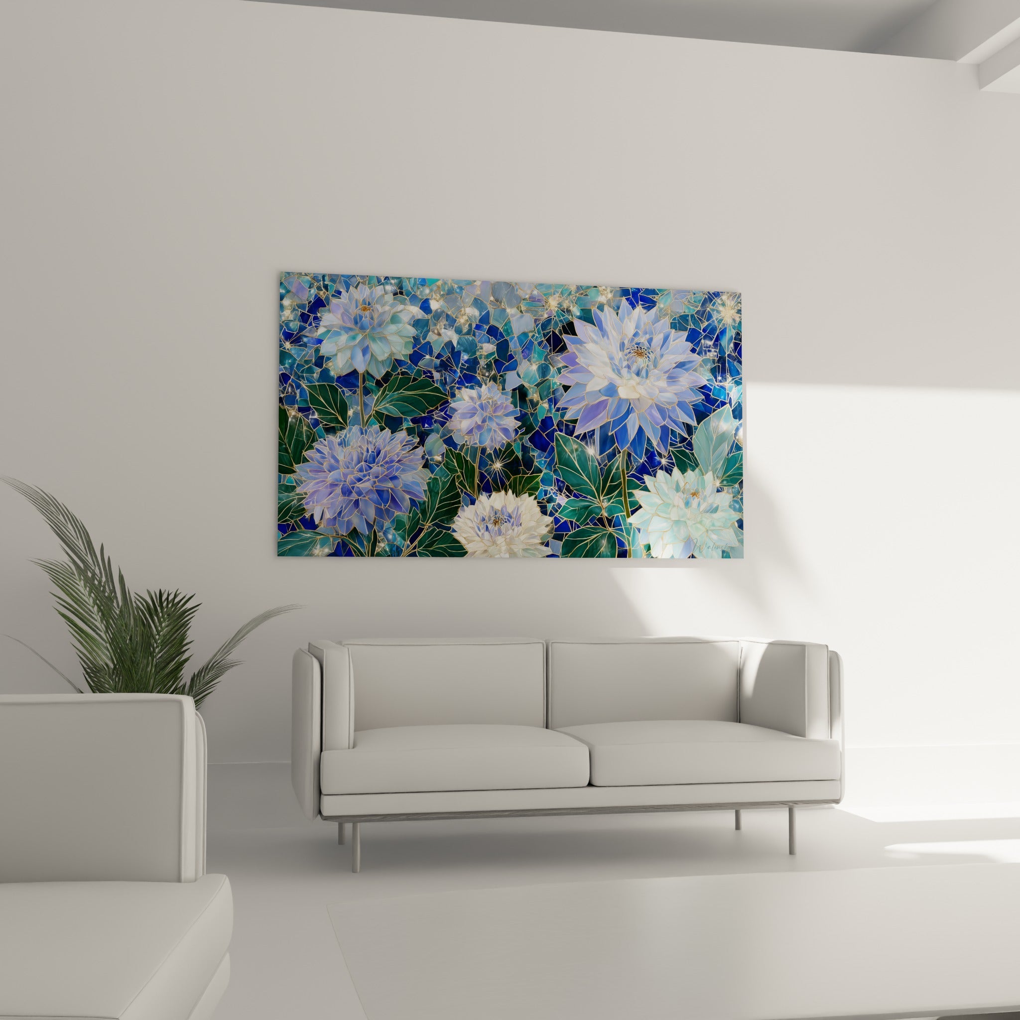 Pétales blanc ivoire et bleu turquoise cristallins accrochés au-dessus d'un canapé dans un salon lumineux