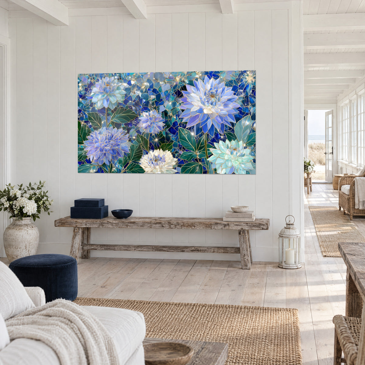 Πίνακας floral μωσαϊκό με λεβάντα και τουρκουάζ πέταλα, φύλλα έλατου με χρυσό περίγραμμα, σε λευκό τοίχο δίπλα σε ρουστίκ παγκάκι