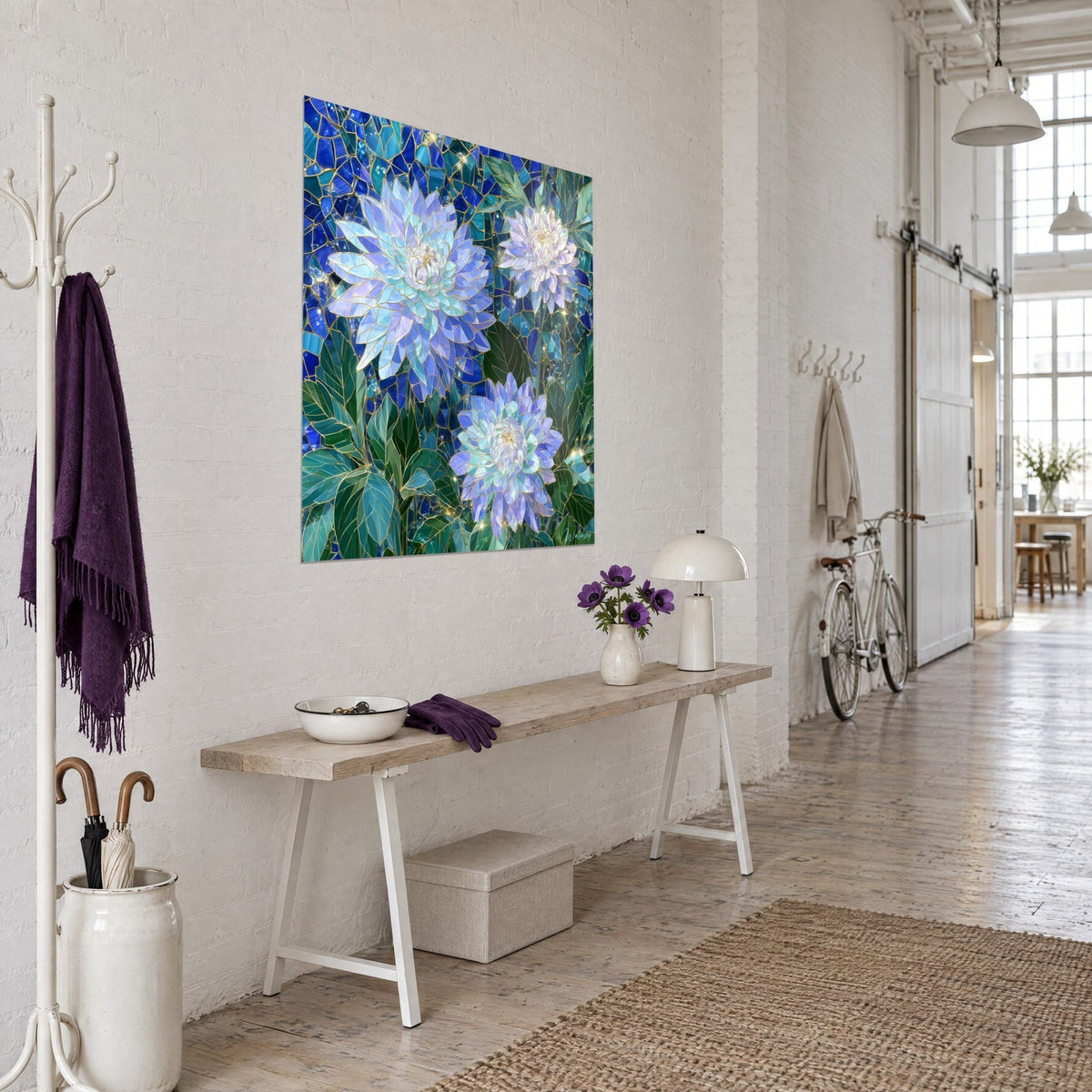Tableau fleurs en éclats de vitrail, pétales lilas et turquoise sur fond saphir, accroché près d'une console en bois