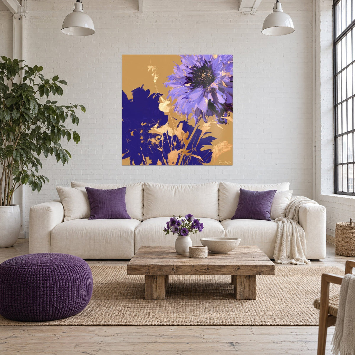 Tableau dahlia mauve aux pétales empâtés et feuillages dorés sur fond ocre, au-dessus d'un canapé dans un salon lumineux
