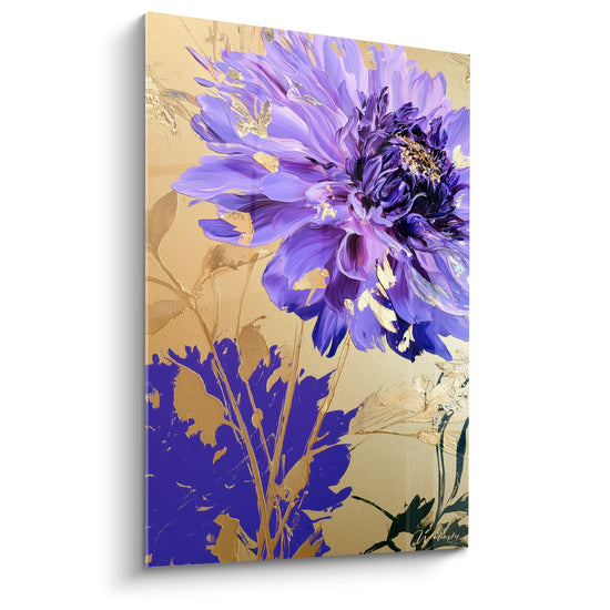 Dahlia violet aux pétales lavande sur fond doré texturé, cœur indigo profond, style pictural expressif
