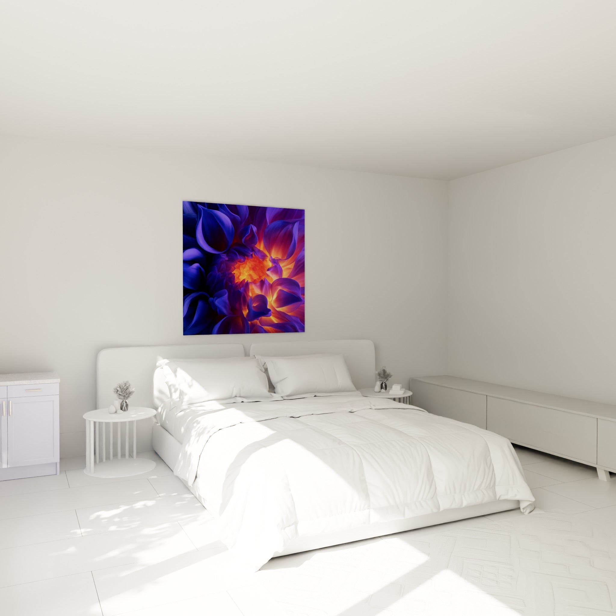 Pétales violets et bleu marine du dahlia irradient d'orangé au-dessus d'un lit dans une chambre claire