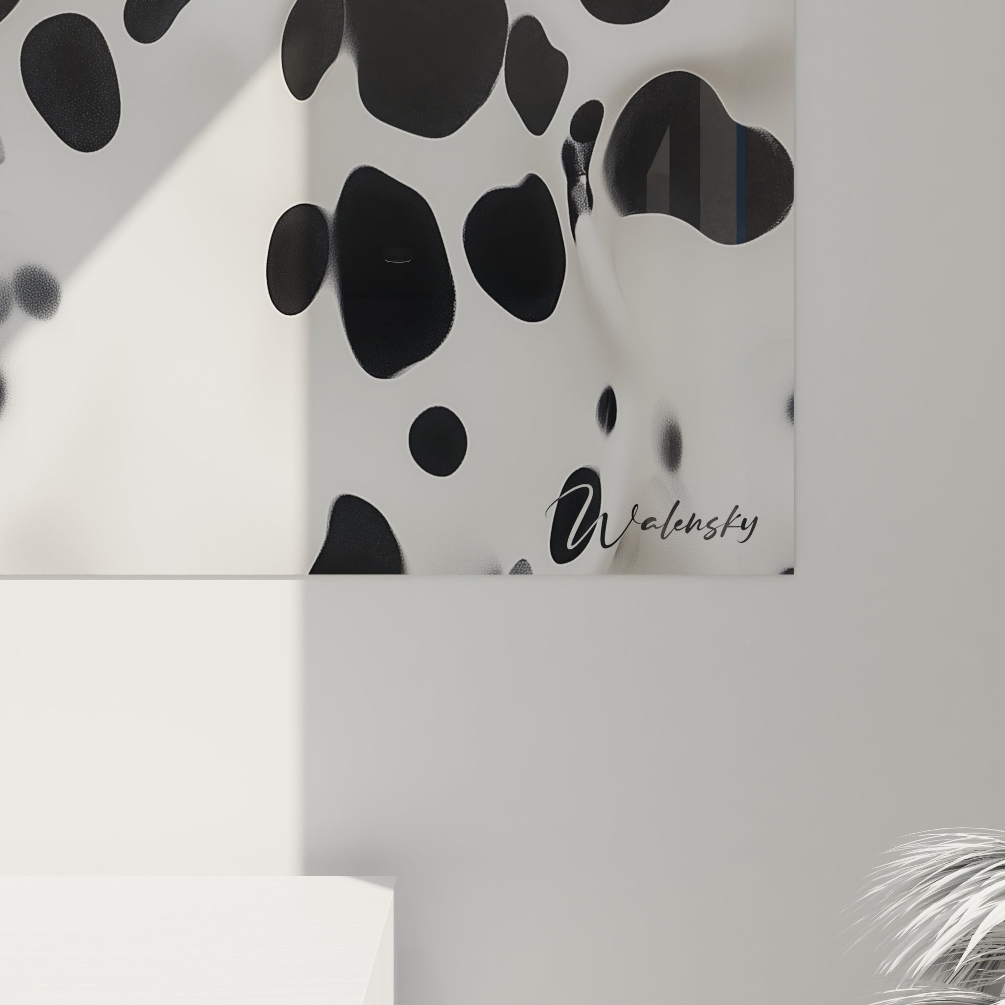 Tableau tacheté noir et blanc de Walensky sur un mur clair avec des ombres douces