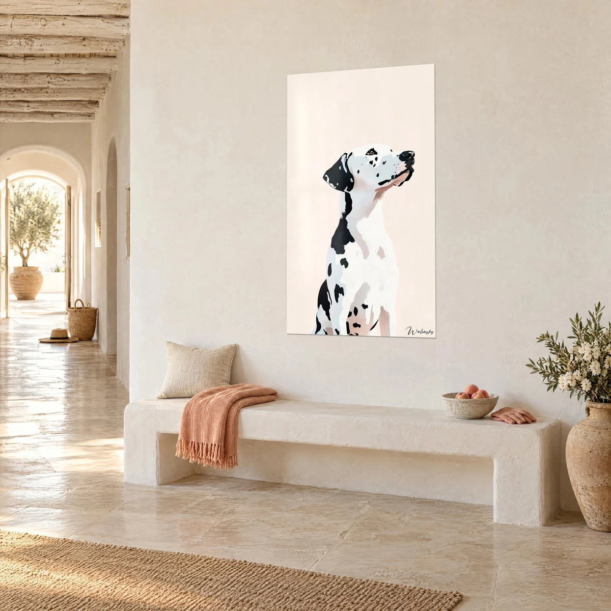 Quadro cane bianco punteggiato d'inchiostro nero, orecchio scuro e occhio nocciola, su parete color crema, panca di pietra e pavimento in cotto