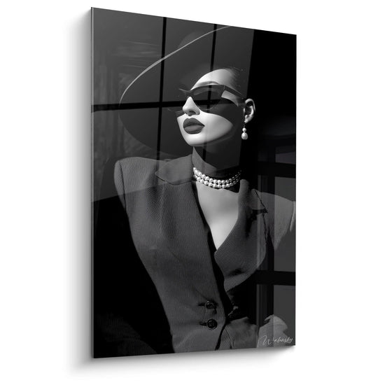 Quadro di donna con occhiali in bianco e nero, con uno stile elegante e sofisticato