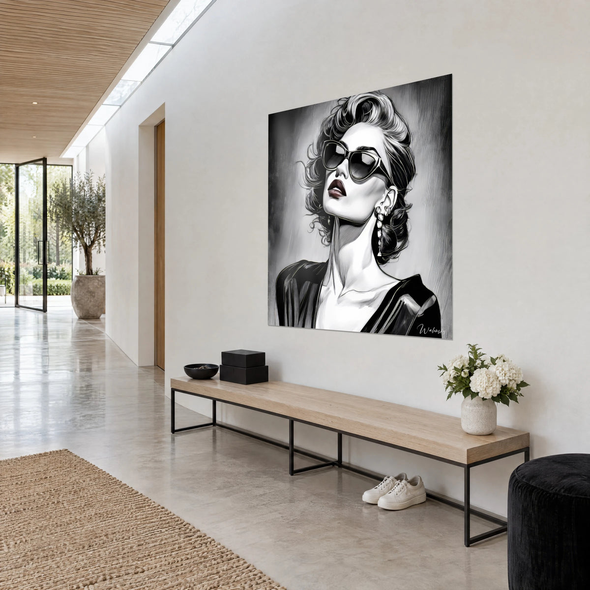 Tableau portrait de mode d'une femme en lunettes papillon, peau blanche, chevelure ondulée noire et grise, mur clair d'un couloir en trois-quarts