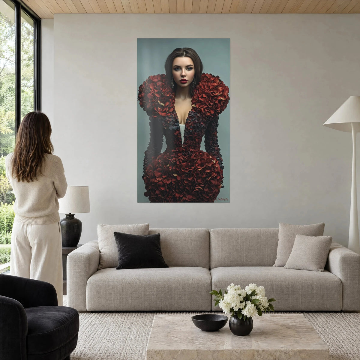Gemälde einer eleganten Dame mit karminroten Lippen, Kleid aus skulpturalen Blütenblättern in Bordeauxrot auf grüngrauem Hintergrund, über einem Sofa in einem hellen Wohnzimmer