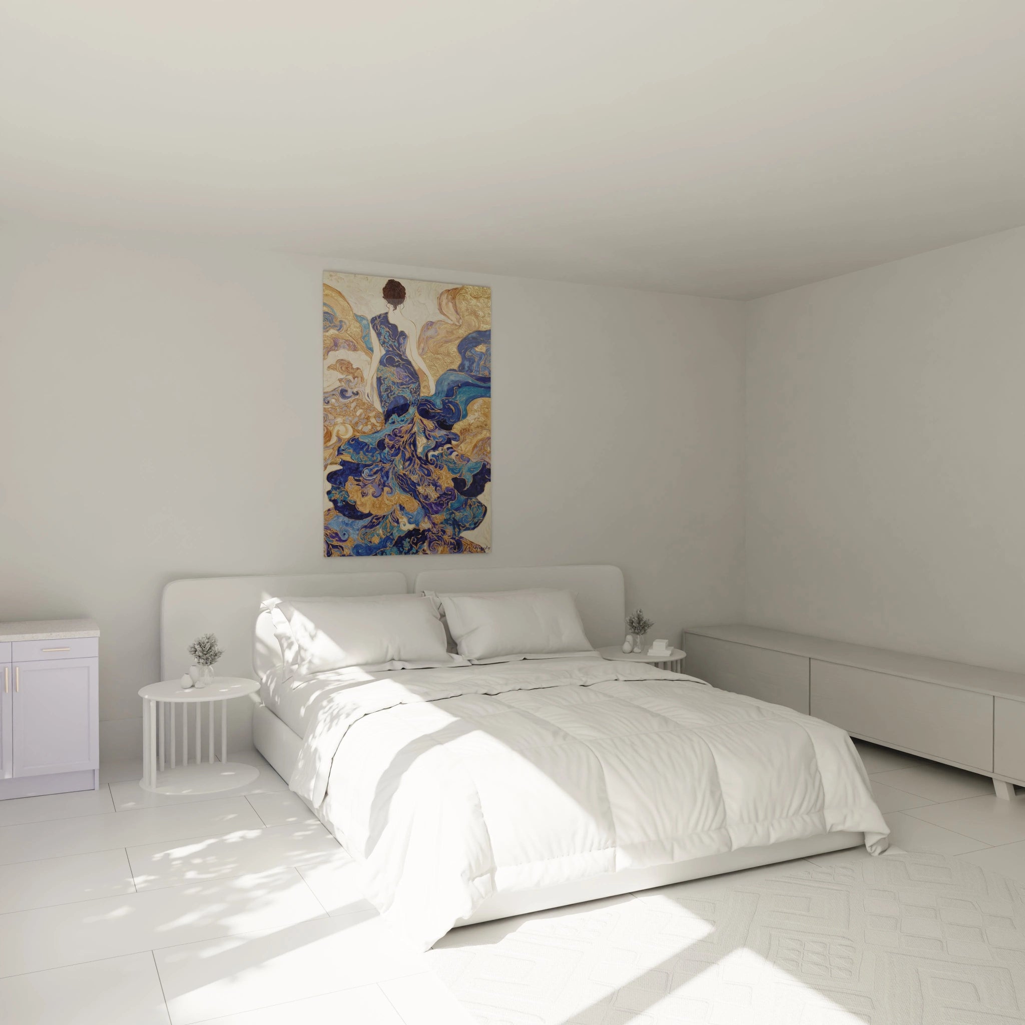 Tableau dame de dos bleu sur le mur d'une chambre lumineuse avec un lit moderne