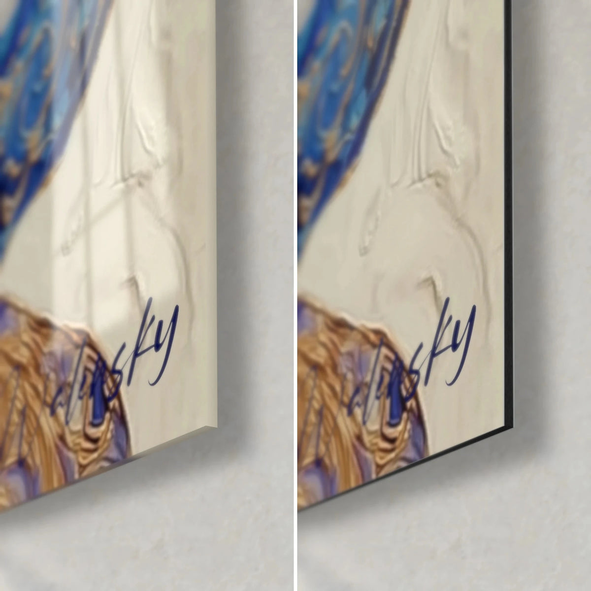 Quadro elegante donna in abito blu e oro, angolo in basso a destra: vetro acrilico lucido a sinistra, alluminio Dibond opaco a destra, spessore 3 mm