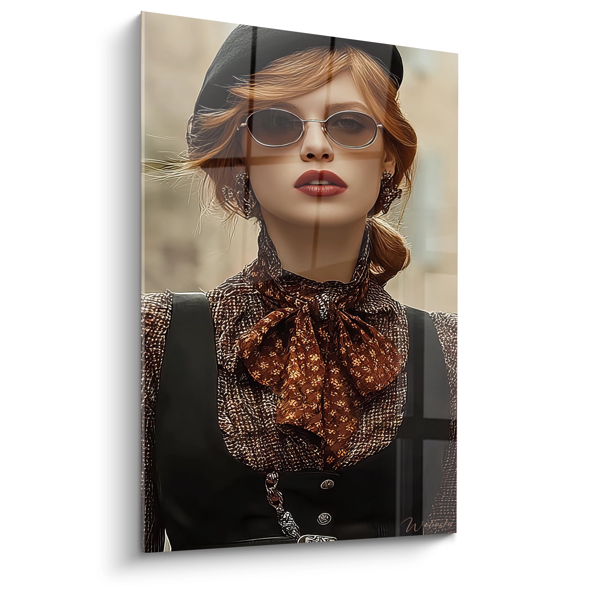 Tableau dame de Paris vintage représentant un modèle élégant avec des lunettes de soleil et un foulard