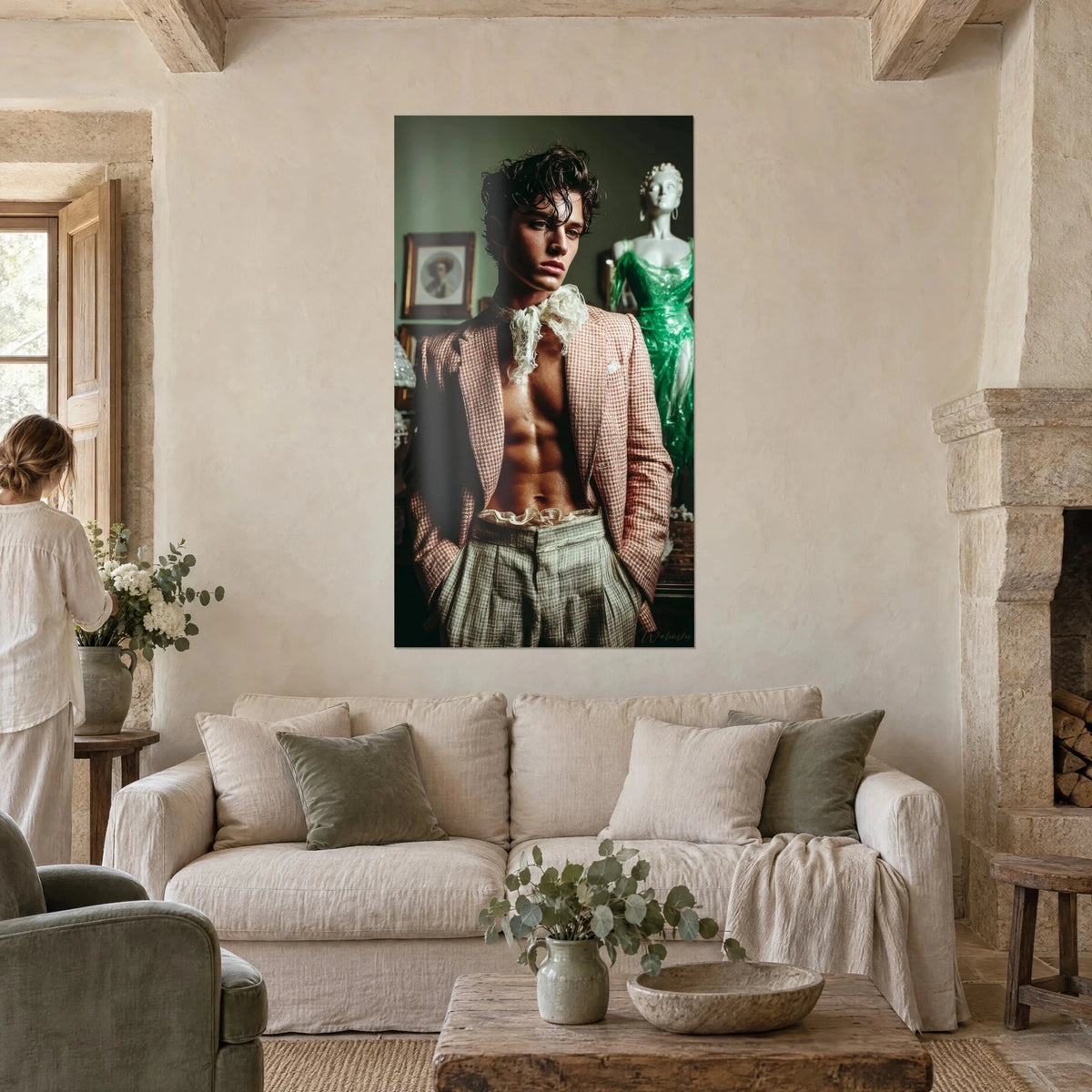 Gemälde romantischer Dandy mit nacktem Oberkörper unter einem rosa karierten Blazer, Jabot aus elfenbeinfarbener Spitze, Salon, Person von hinten, über einem Sofa in einem hellen Wohnzimmer