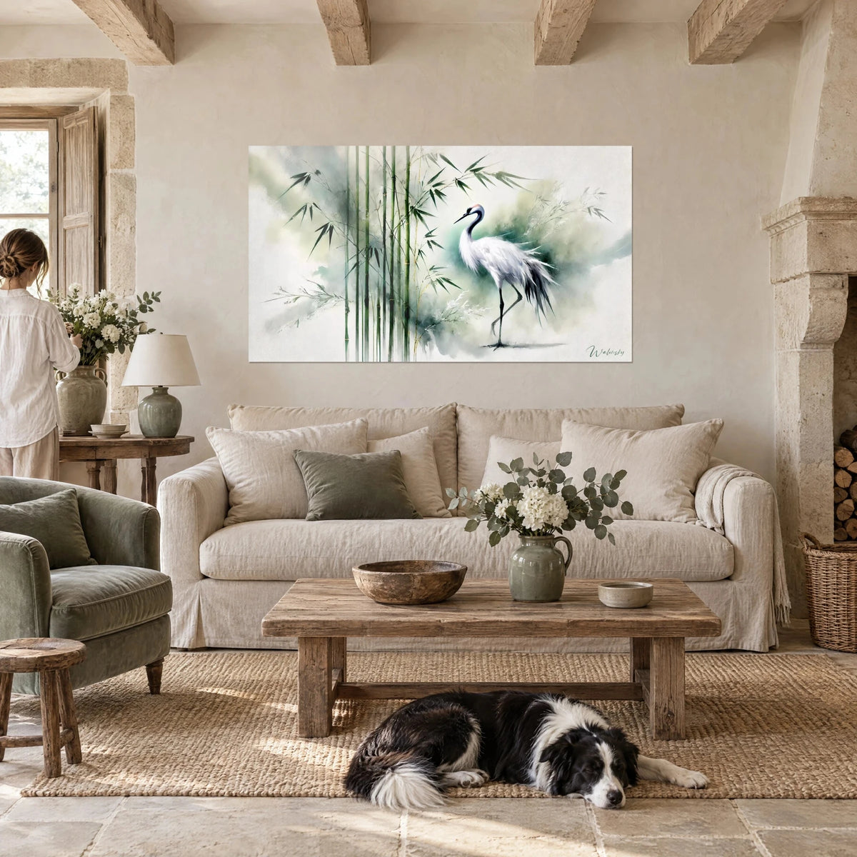 Gemälde Kranich mit weißem Gefieder und roter Kopfplatte neben grünen Bambusstangen, Aquarell auf cremefarbenem Grund, über einem Sofa in einem hellen Wohnzimmer