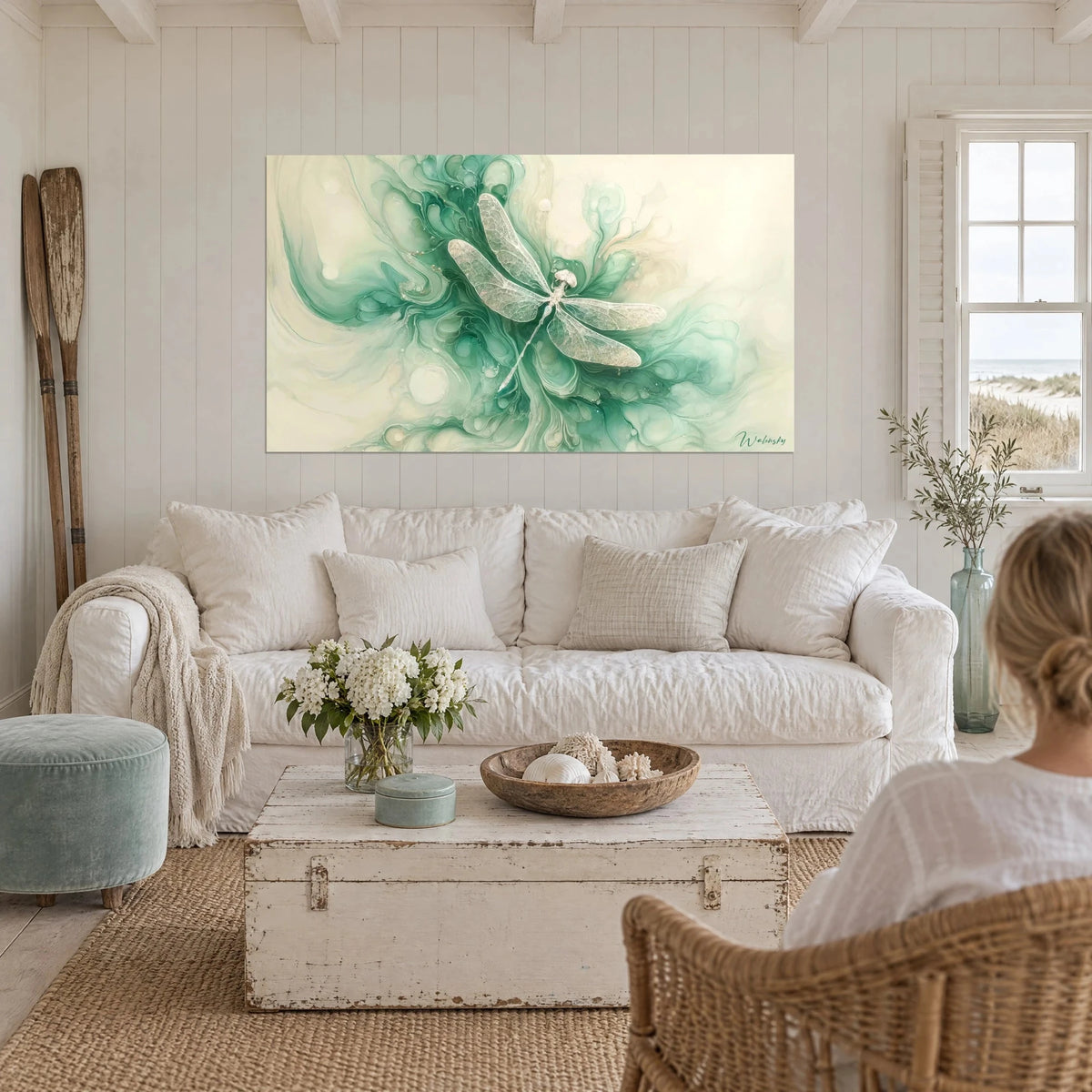 Gemälde Silberne Libelle mit spitzenartigen Flügeln auf jadegrünen und cremefarbenen Wirbeln, über einem Sofa in einem hellen Wohnzimmer