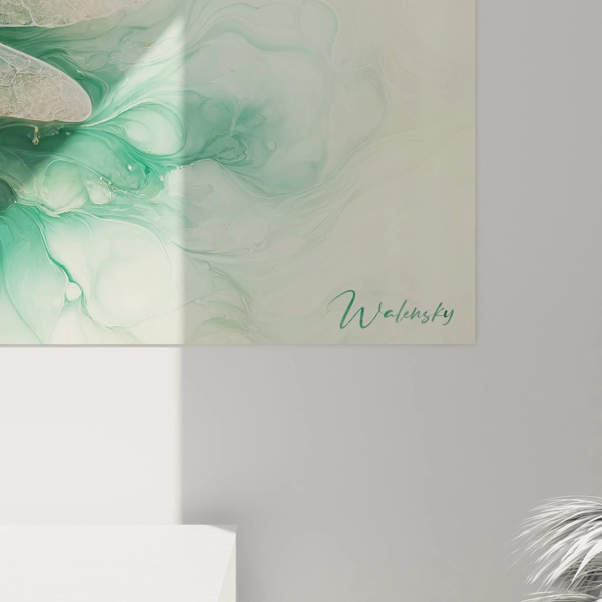 Un tableau abstrait présentant une libellule aux ailes transparentes. Utilise une palette de vert jade, blanc opalescent et crème. La texture associe mouvements liquides organiques, formes bulleuses et détails minutieux des ailes veinées, créant une impression de légèreté et de fragilité sur un fond mouvant.
