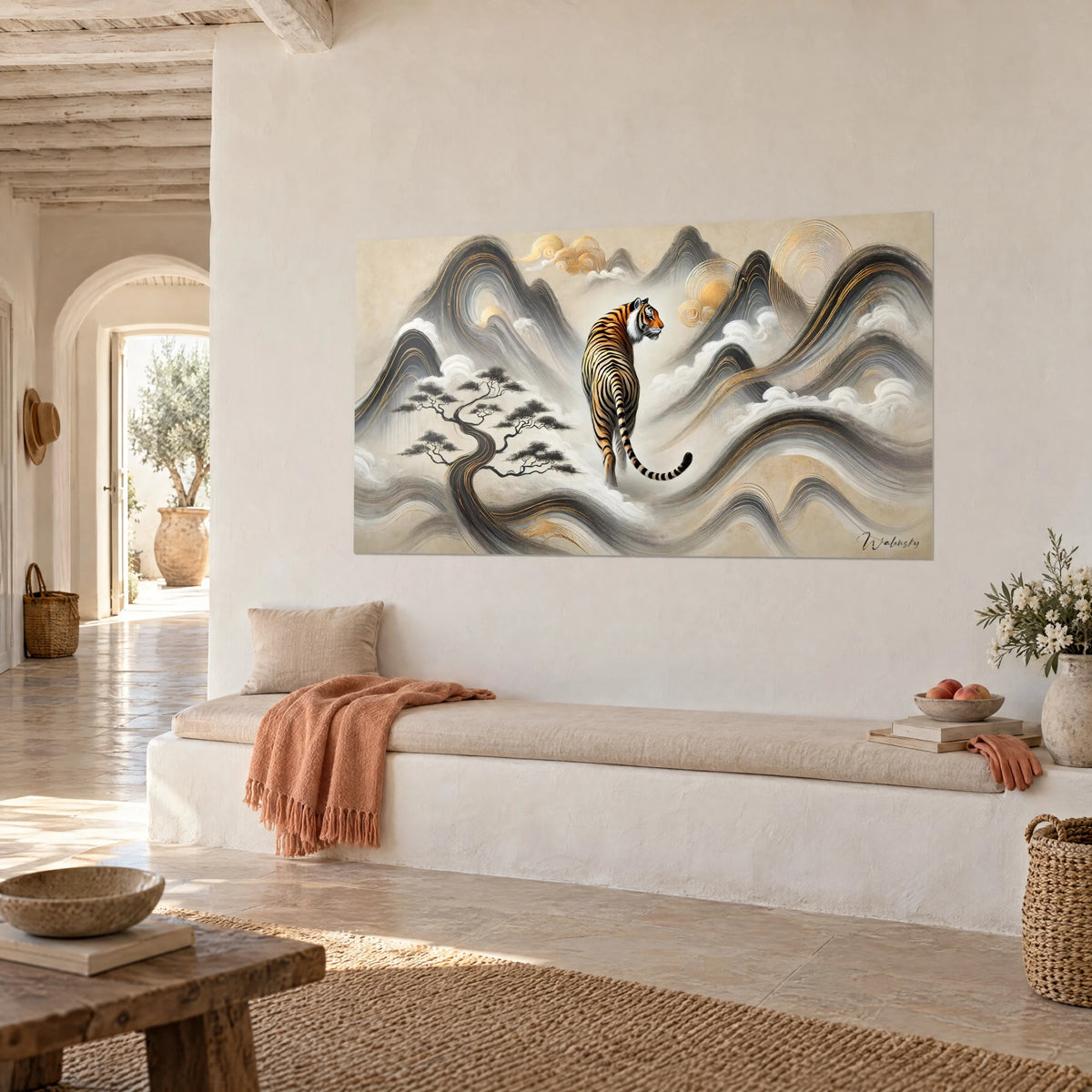 Cuadro tigre de espaldas entre montañas de tinta gris y nubes blancas, pino negro retorcido, sobre una pared blanca de casa mediterránea