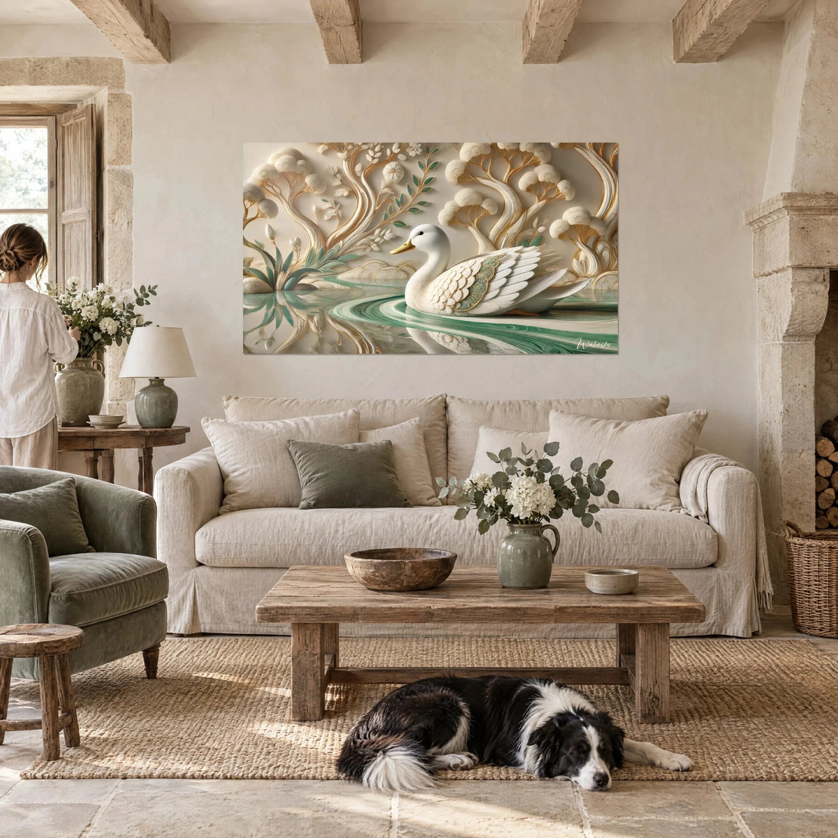 Gemälde weiße Ente gleitet über jadegrünes Wasser, goldene Bäume im Relief, liegender Collie, über einem Sofa in einem hellen Wohnzimmer