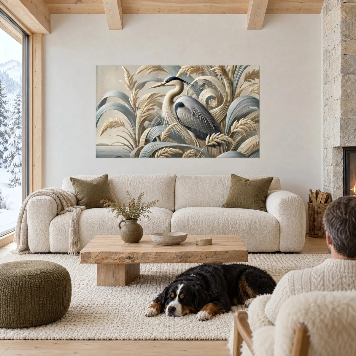 Gemälde Graureiher mit grauen Federn zwischen goldbeigen Gräsern, ein Hund schläft davor, über einem Sofa in einem hellen Wohnzimmer