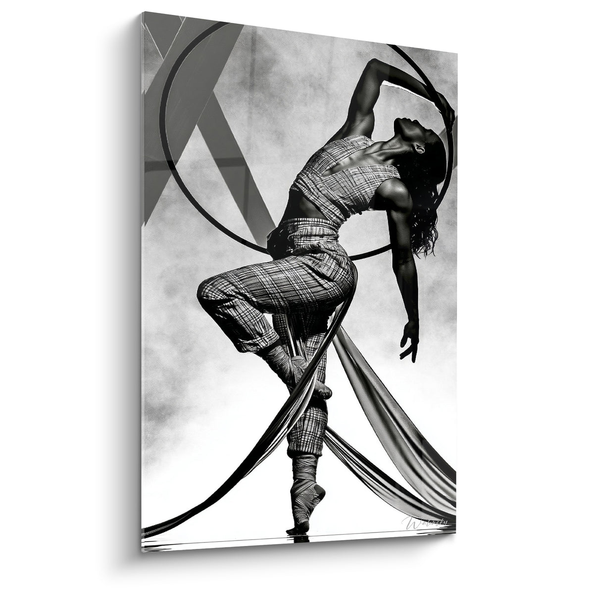 Danseuse cambrée en noir et blanc tenant un cerceau aérien, costume à carreaux et voiles gris fluides