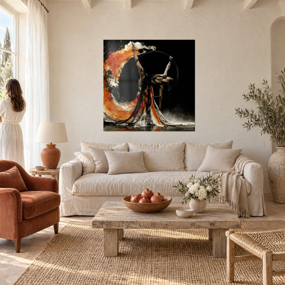 Schilderij acrobate ondersteboven in een luchtring, oranje en zwart doek op een donkere achtergrond, boven een bank in een lichte woonkamer