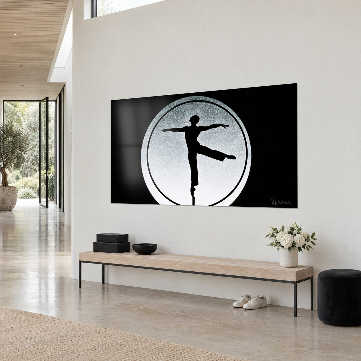 Tableau acrobate en équilibre, jambe tendue dans un cercle blanc givré cerclé de noir, accroché au-dessus d'un banc en bois clair, vu de trois-quarts