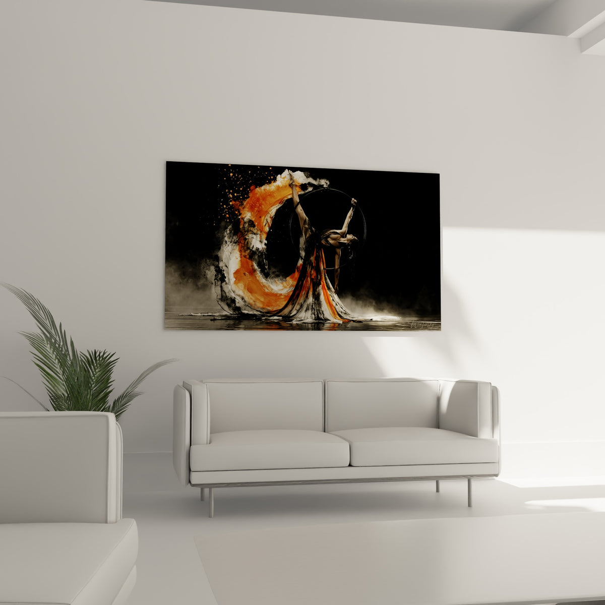 Silhouette acrobatique cambrée sous un voile orange vif et noir, au-dessus d'un canapé dans un salon lumineux