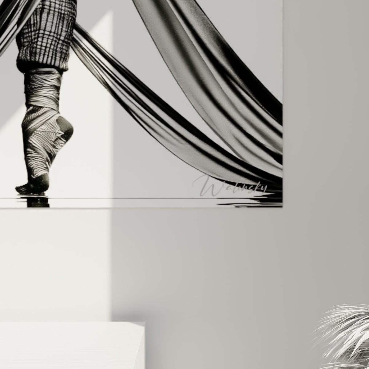 Grain photographique visible sur les nuances de gris et noir profond du costume à carreaux et des voiles drapés