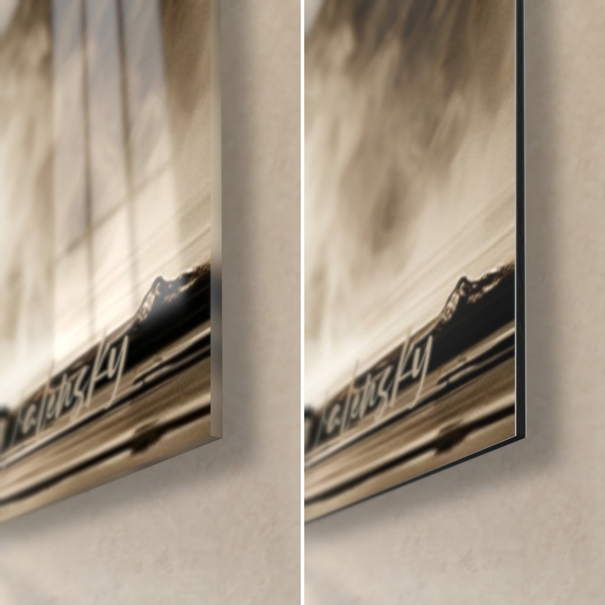 Tableau artiste au cerceau, coin bas droit : signature dorée sur fond noir, verre brillant à gauche, Dibond gris mat à droite