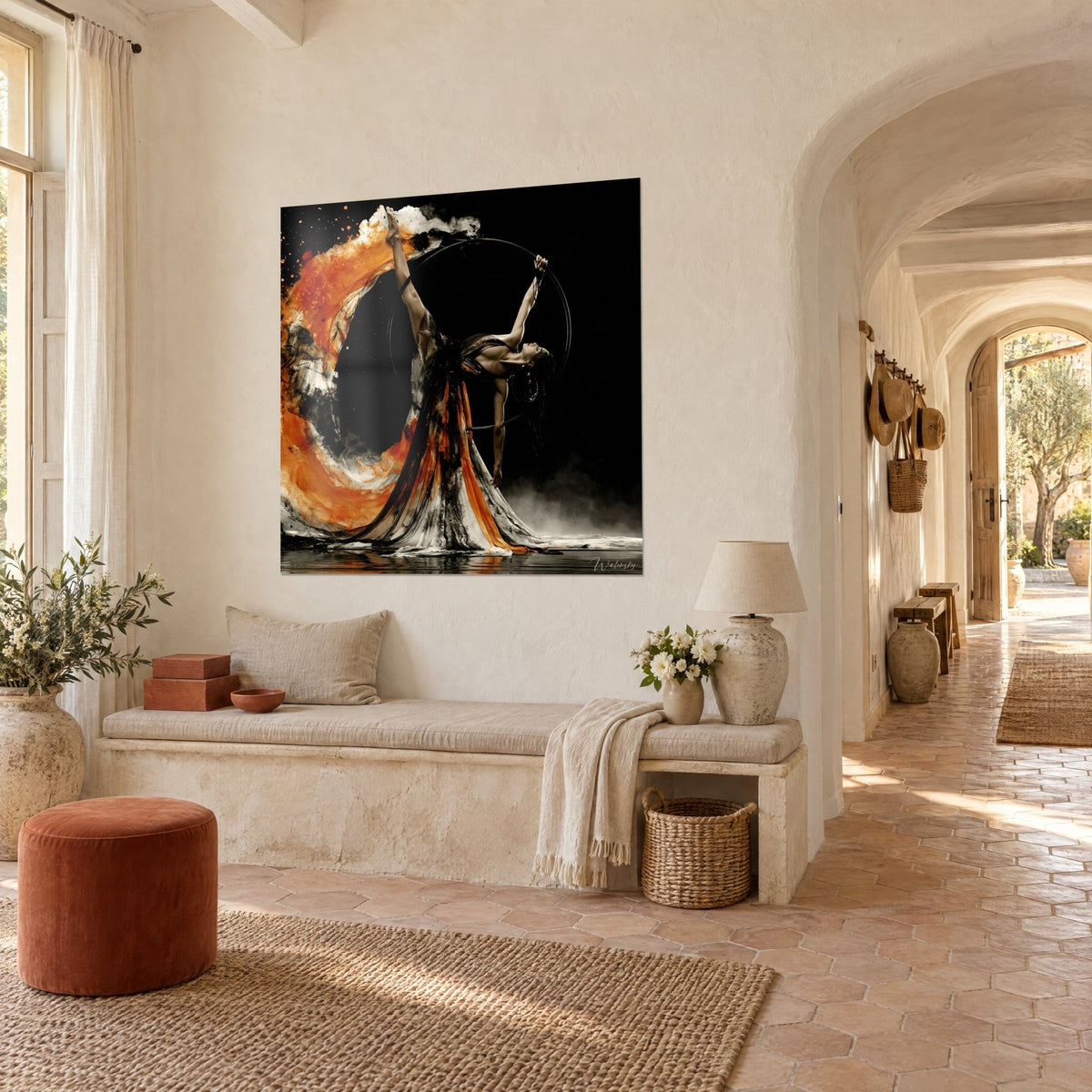 Schilderij danseres in een boog opgehangen, been opgeheven, lange rok in inktzwart en fel oranje, Provençaalse steenhoeve in lichte natuursteen