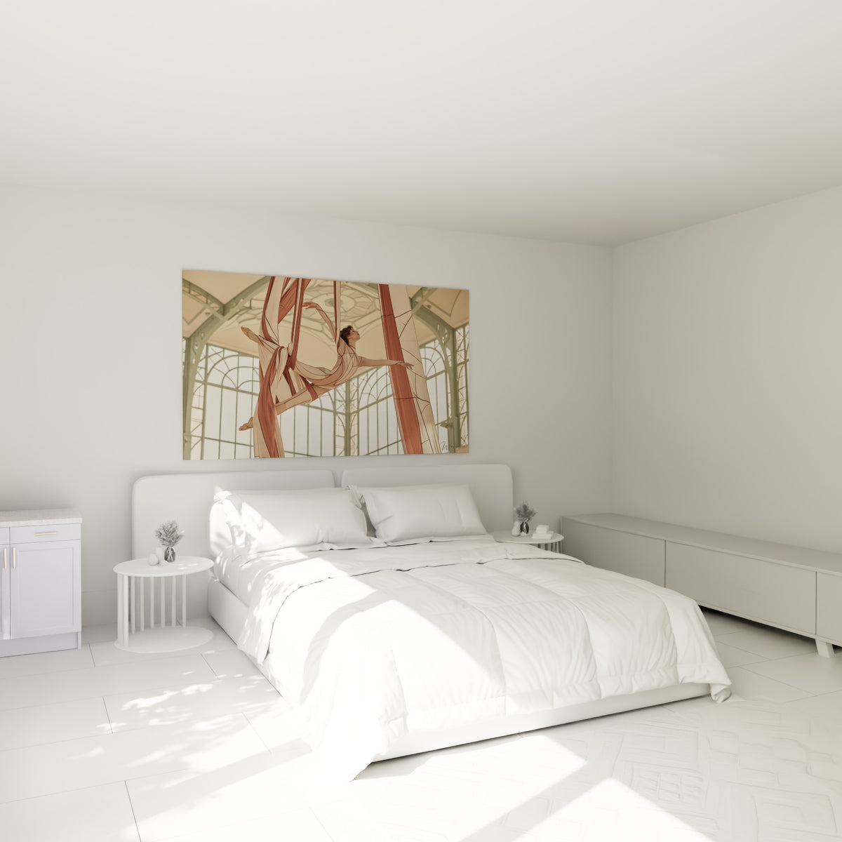 Acrobate aux voiles terracotta et vert sauge cambrée en l'air, accrochée au-dessus d'un lit dans une chambre claire