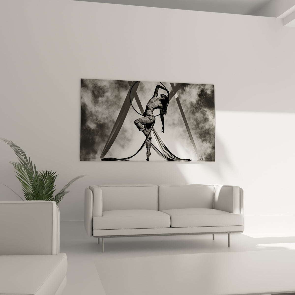 Silhouette cambrée saisie en clair-obscur, tableau danse acrobatique au-dessus d'un canapé dans un salon lumineux