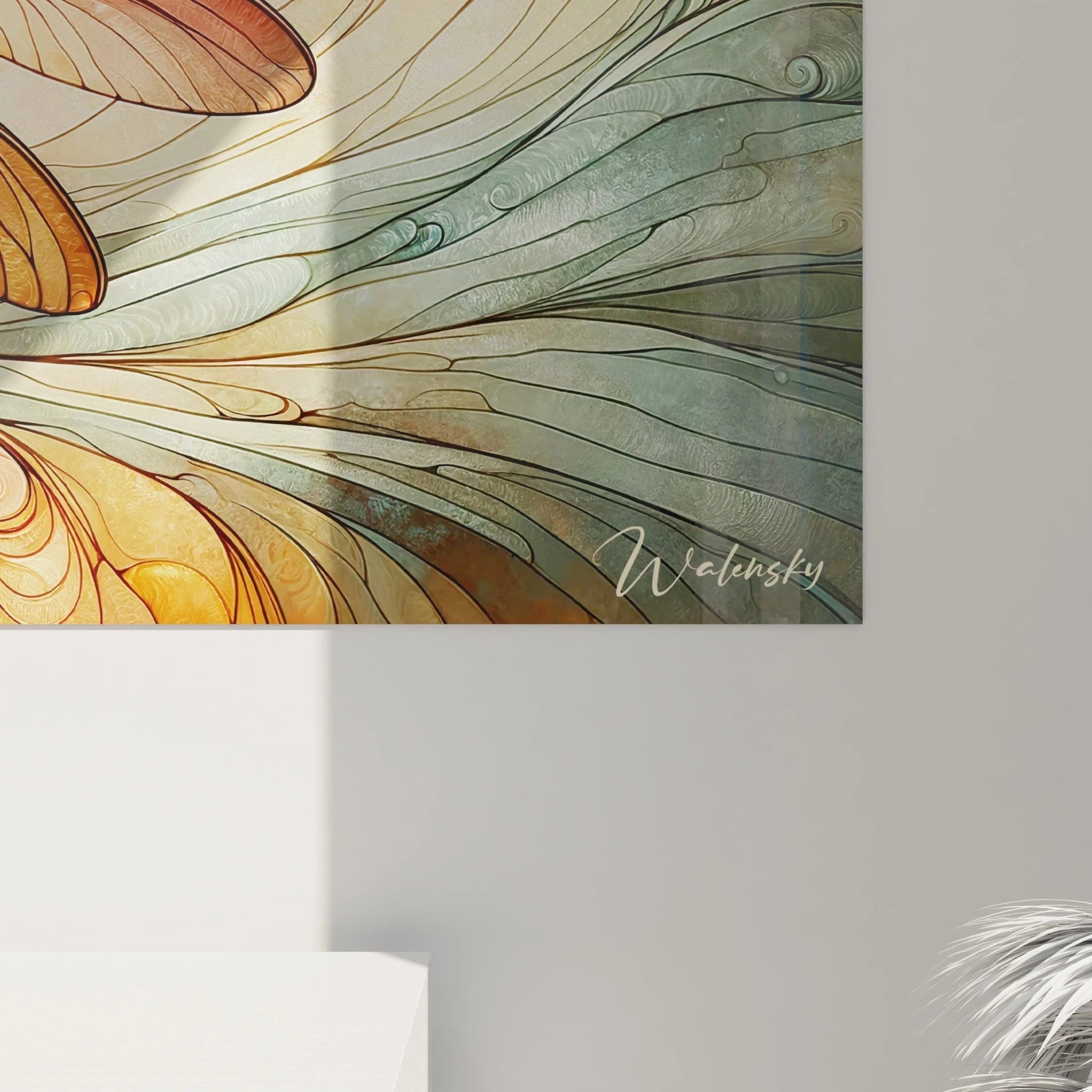 Un tableau abstrait de libellule détaillée sur fond de vagues linéaires. Utilise une palette d'ambre, saumon rosé, vert céladon et ivoire. La texture combine fines lignes courbes formant des motifs spiralés en périphérie et rendu minutieux de l'anatomie de l'insecte central avec ailes cloisonnées transparentes et corps articulé.
