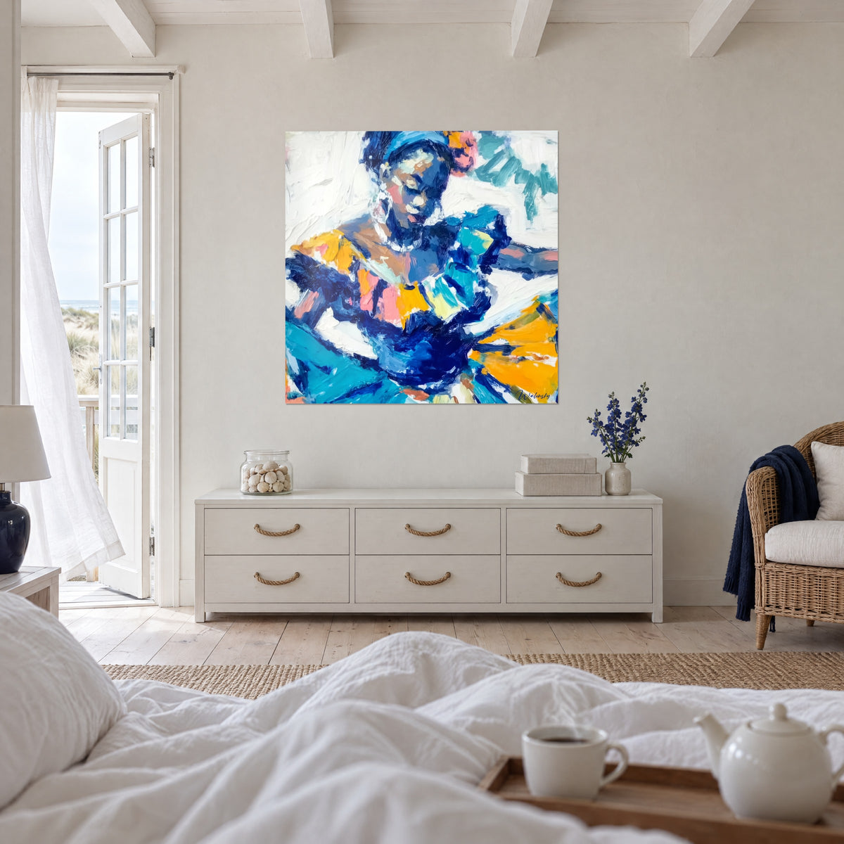 Cuadro silueta bailando en óleo azul ultramar y naranja, fondo blanco crema, encima de una cama en un dormitorio luminoso