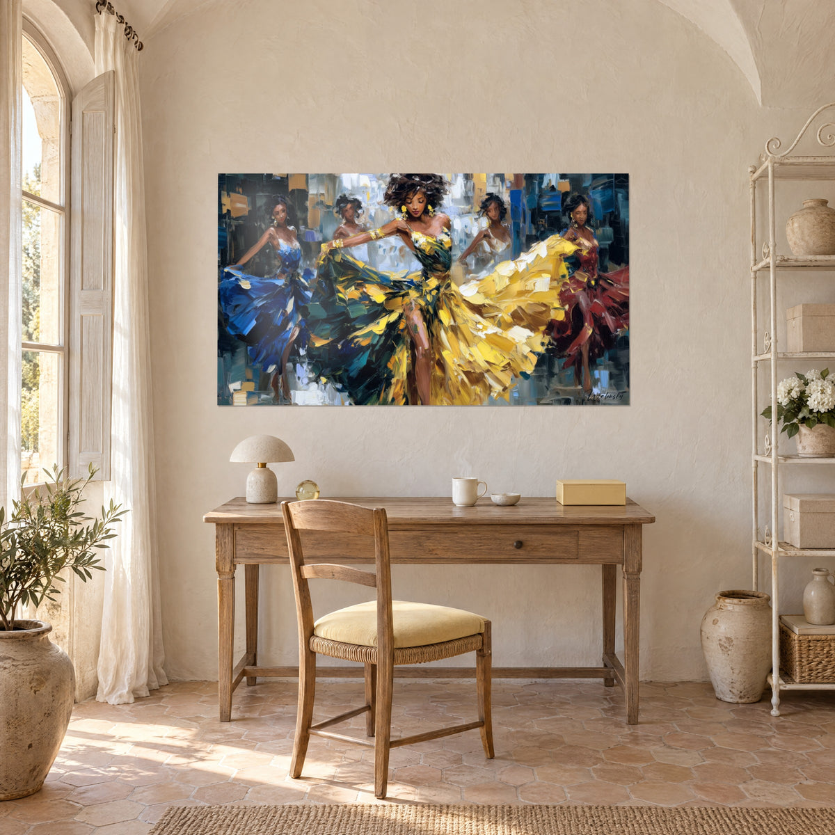 Schilderij vrouw in een wervelende gele jurk op een getextureerde blauwgrijze achtergrond, boven een bureau van licht hout naast een plank