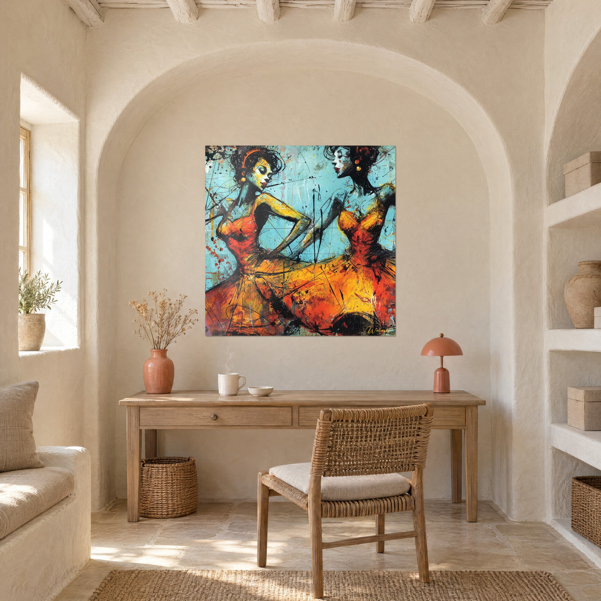 Tableau paire de danseuses expressives, jupes jaune citron et rouge corail sur turquoise, accroché au-dessus d'un bureau en bois clair