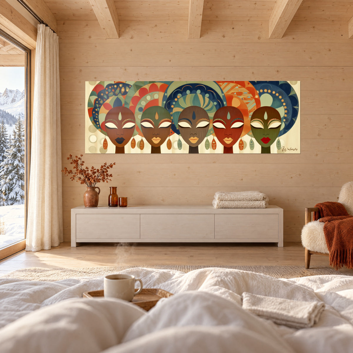 Gemälde Prozession aus fünf afrikanischen Porträts, rote Lippen und geschnitzte Ohrgehänge, Blau und Terrakotta, oberhalb eines Bettes in einem hellen Schlafzimmer