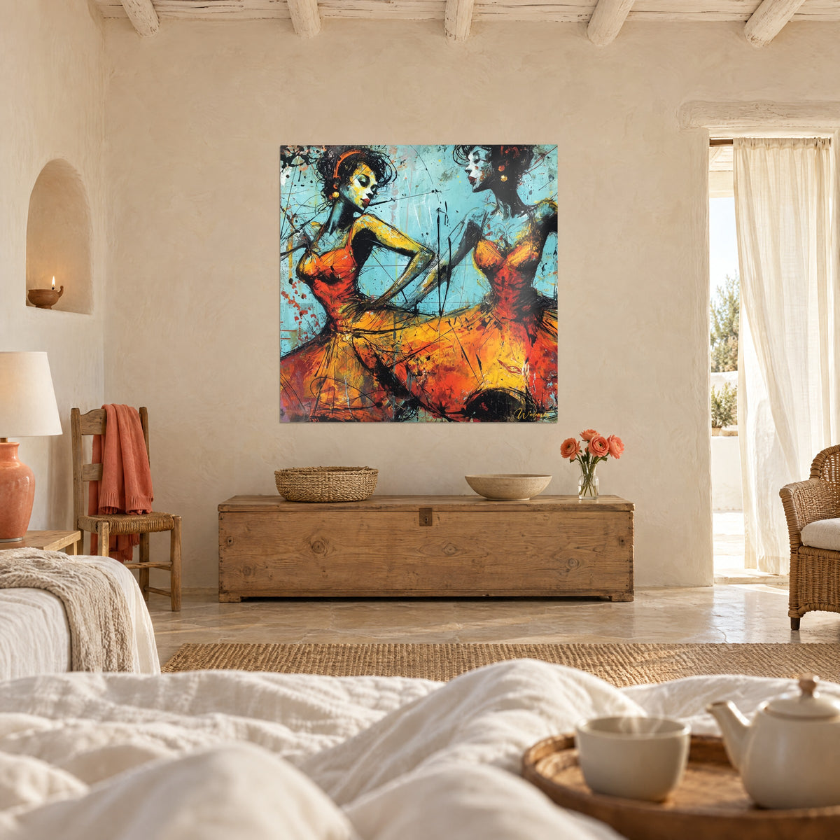 Tableau silhouettes de danse virevoltantes, jupes ocre et vermillon sur fond bleu ciel, accroché au-dessus d'un lit dans une chambre claire