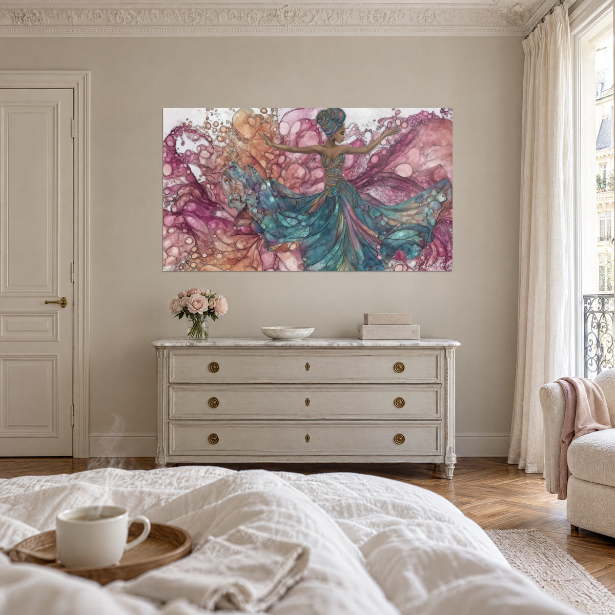 Schilderij van een dansende silhouet met uitgestrekte armen, magentakleurige krullen en perzikkleurige bellen, eendenblauwe rok, boven een bed in een lichte slaapkamer