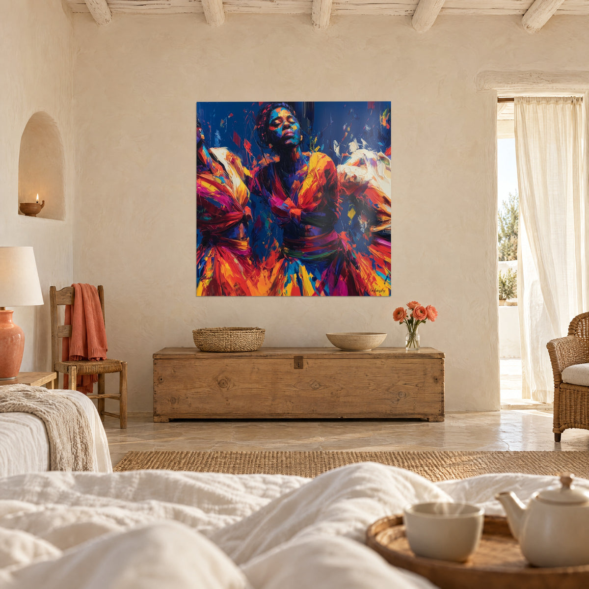 Tableau silhouette dansante en peinture au couteau, écarlate et indigo, au-dessus d'un lit dans une chambre claire