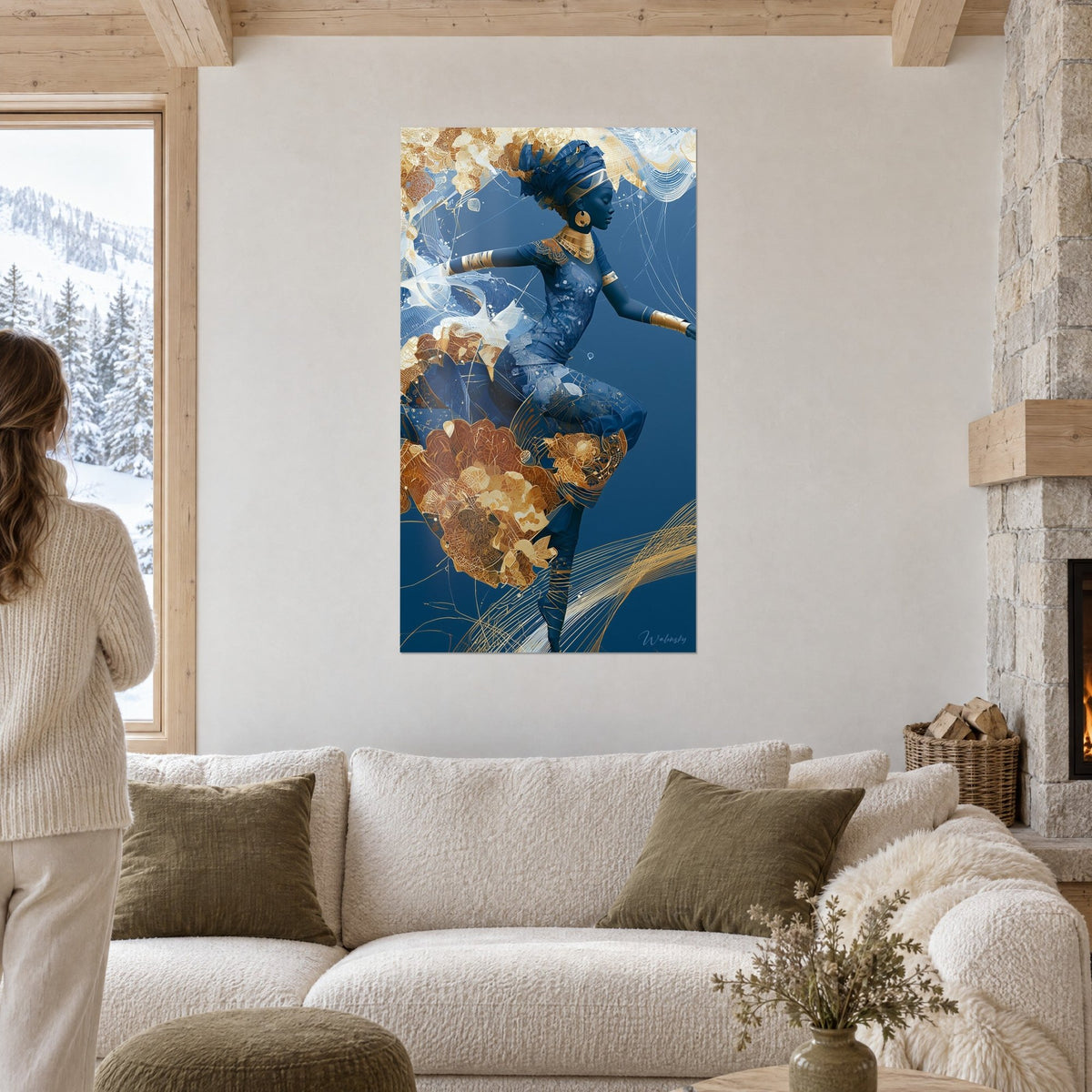 Tableau danseuse africaine en bleu marine et or, turban noué, robe fleurie en plein envol, au-dessus d'un canapé dans un salon lumineux