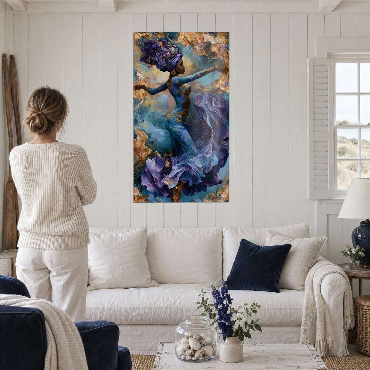 Tableau danseuse drapée de volutes pourpres et bleu nuit, turban de roses, or en relief, au-dessus d'un canapé dans un salon lumineux