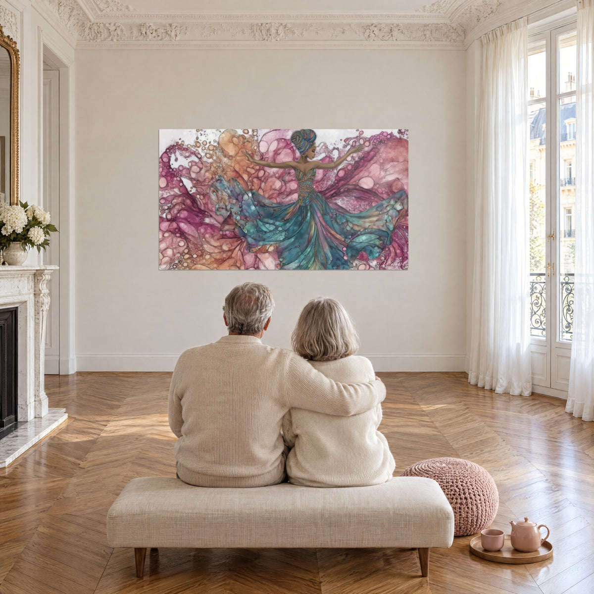 Schilderij van een slanke danseres met een blauw en goud aquarel rok, fuchsia en abrikoze wolken, tegenover twee zittende personen in een woonkamer