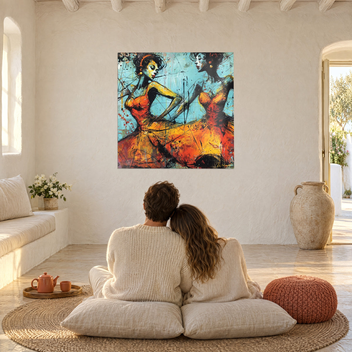 Tableau ballet de deux femmes en robes orange vif, éclats de peinture noire sur fond azur, face à un couple assis sur des coussins