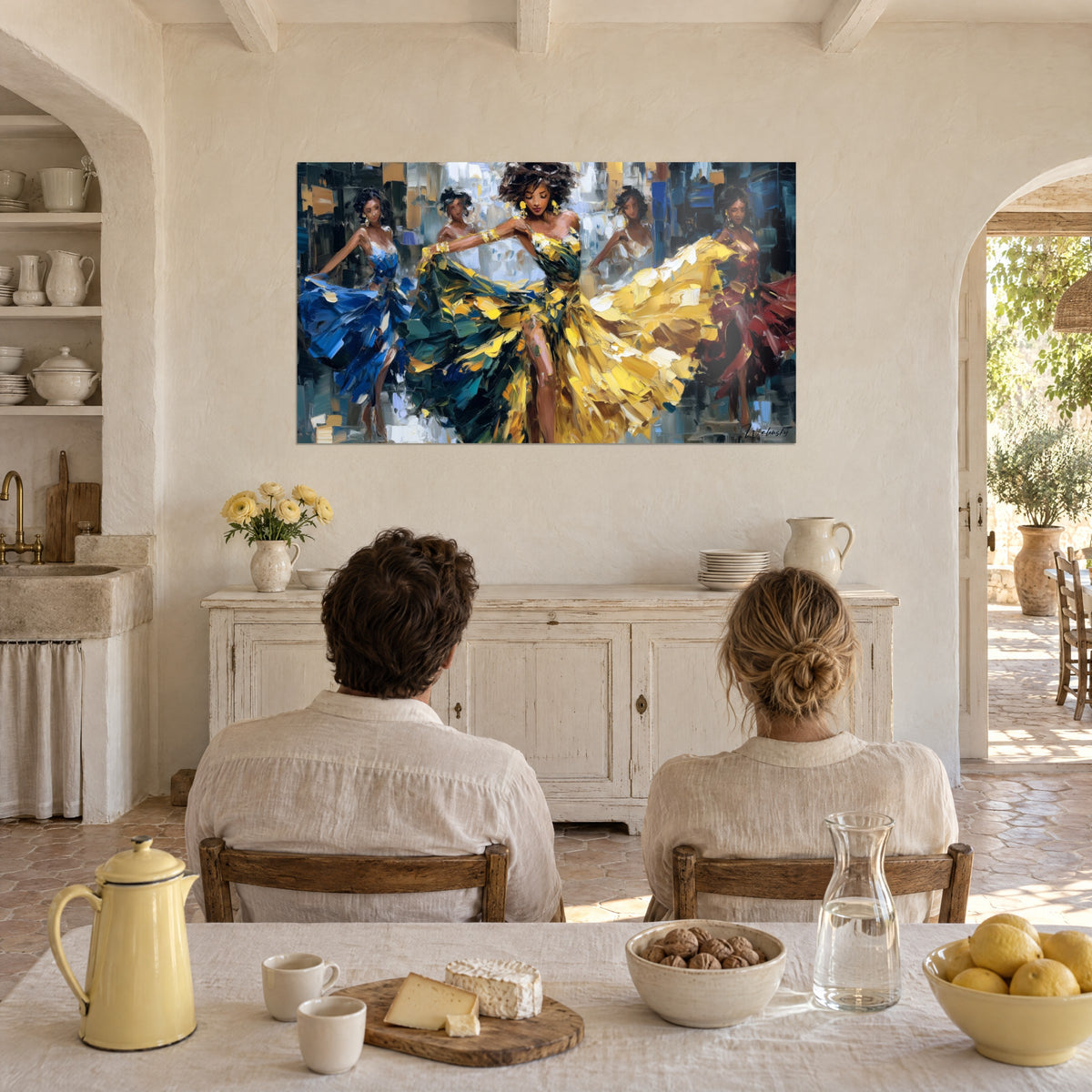 Schilderij vijf danseressen met gouden sieraden, gele jurk in het midden en rode jurk rechts, tegenover een zittend stel aan tafel in een boerderij