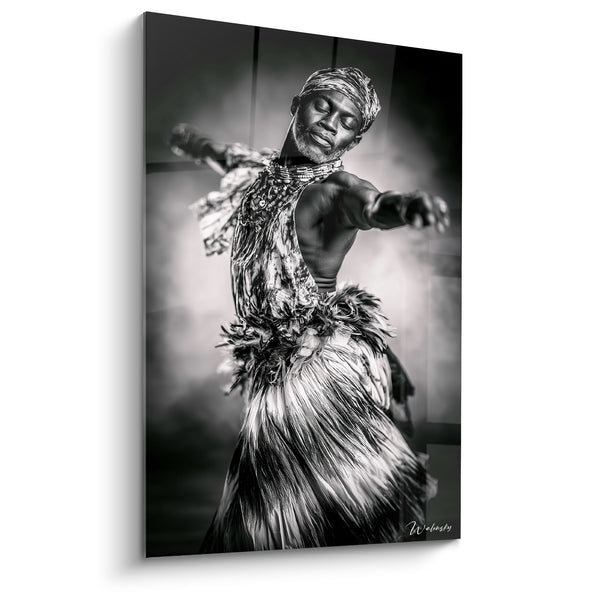 Tanzbild Tänzer mit ausgestreckten Armen und Federkleid - Zeremonieller Tanz - Edition Afrikanischer Tanz
