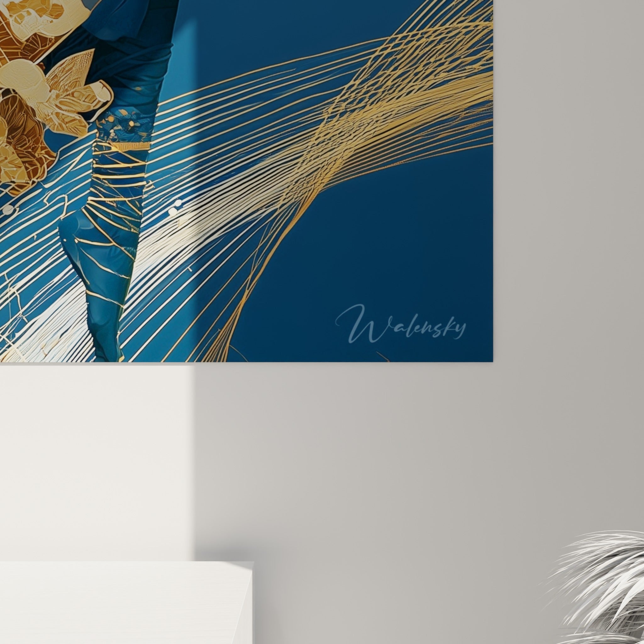 Détails dorés et bleu marine visibles de près, textures florales et filaments blancs entrelacés sur la toile