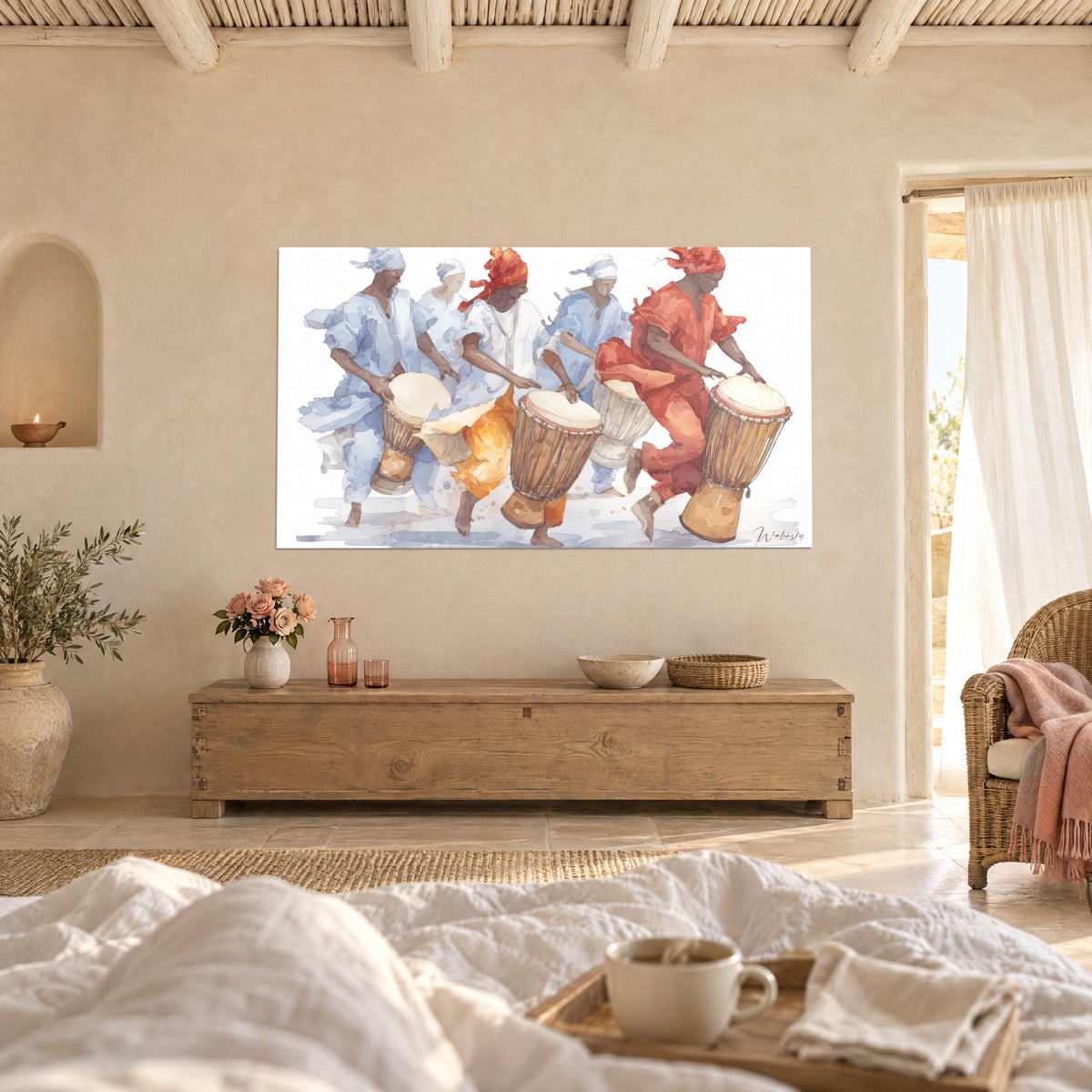 Quadro Festa ritmica di tamburi ad acquerello, turbante rosso vivo e tunica bianca, sopra un letto in una camera luminosa